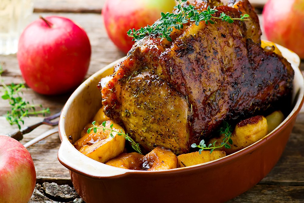 Schweinsbraten mit weihnachtlicher Gewürz-Kruste und Apfelspalten nach ...