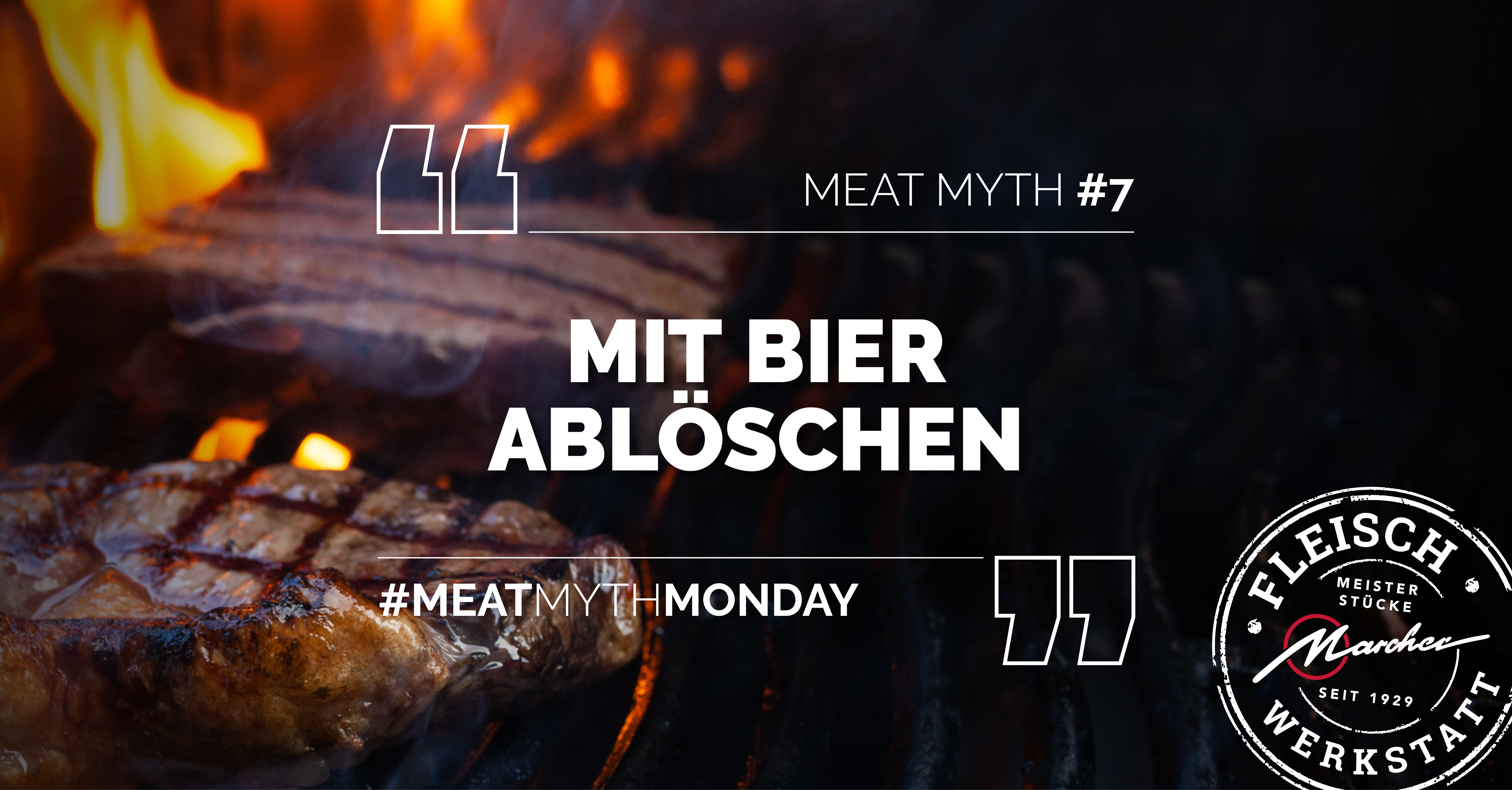 Grillsteaks über offenem Feuer mit Text „MIT BIER ABLÖSCHEN“, Logo „Fleisch Werkstatt“.