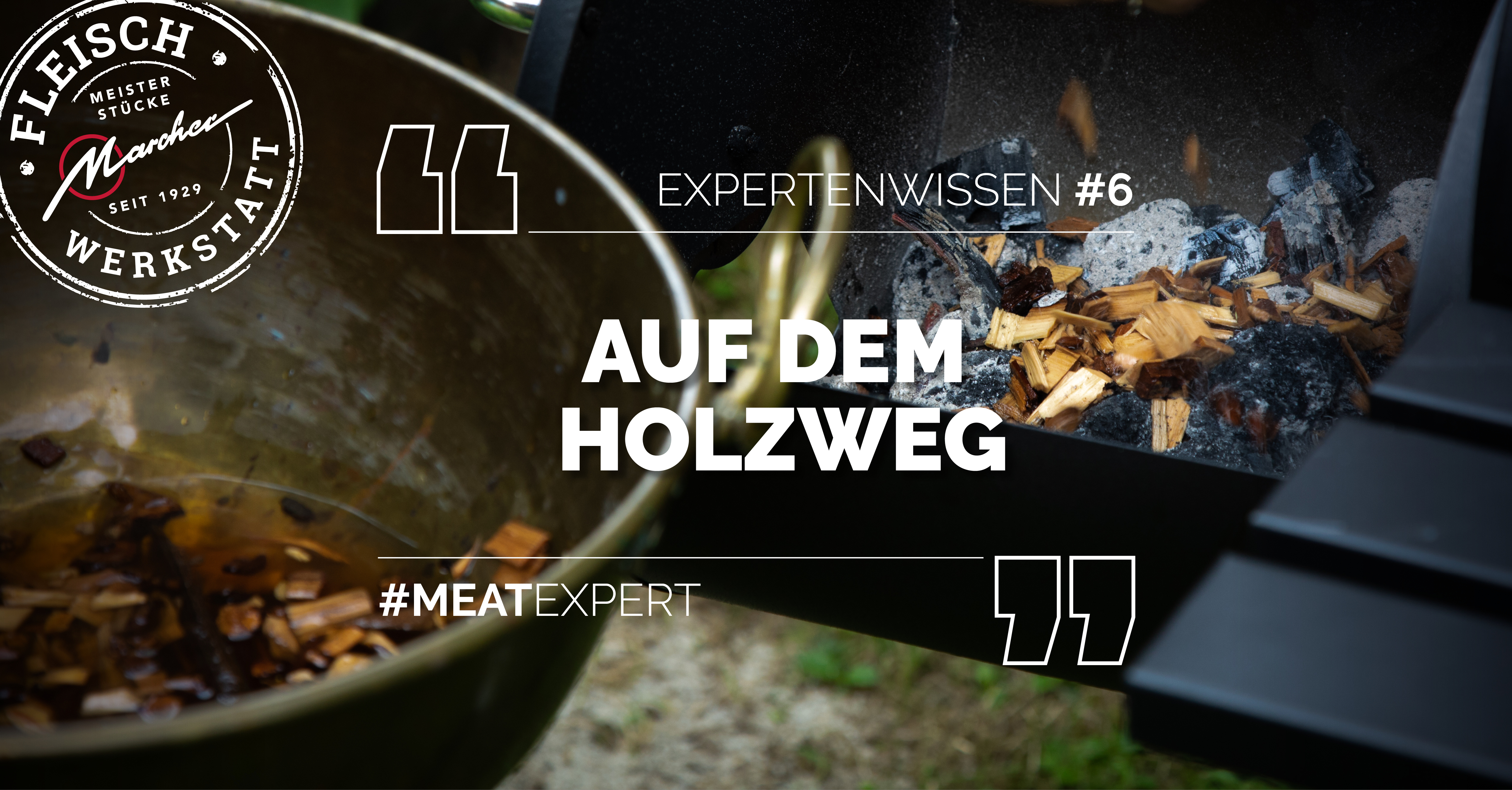 Räucherchips werden in einen Grill mit glühender Kohle eingefüllt, Textaufschrift: „Auf dem Holzweg“ und „Expertenwissen #6“, Logo „Fleischwerkstatt Marcher“.