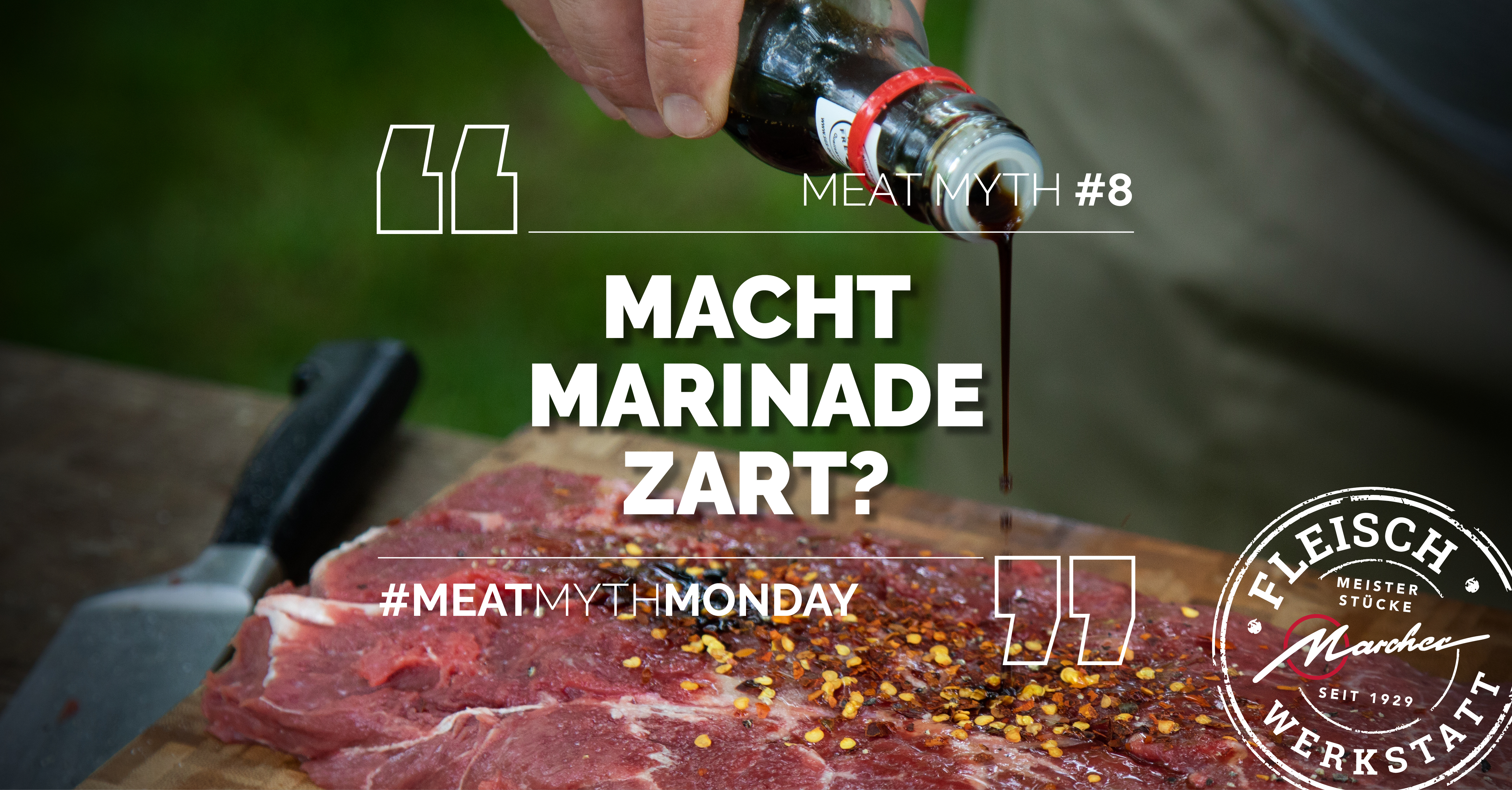 Hand gießt Marinade über ein gewürztes Stück Fleisch auf einem Holzbrett, Textaufschrift: „Macht Marinade zart?“ und „Meat Myth #8“, Logo „Fleischwerkstatt Marcher“.