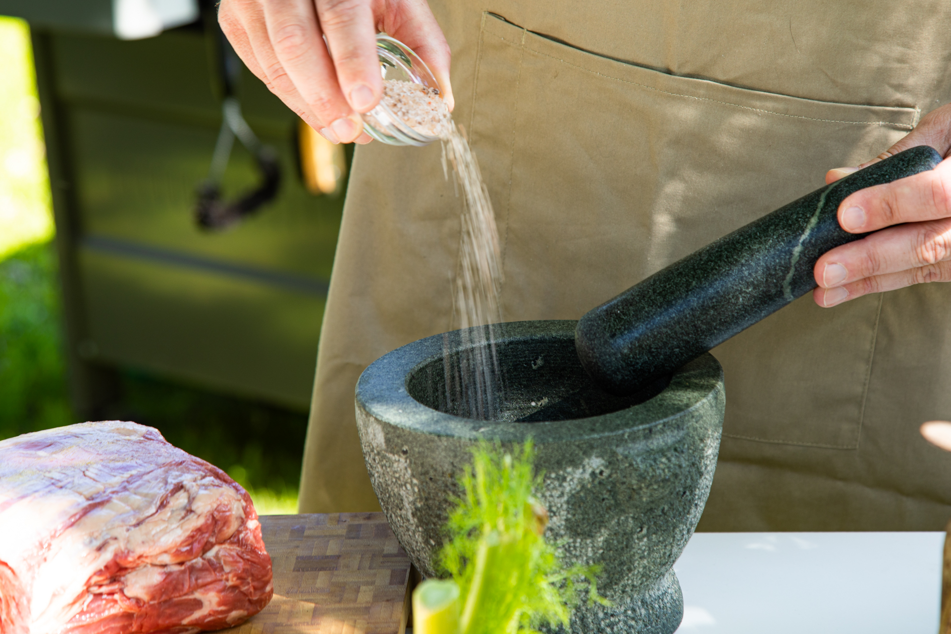 Rostbraten im Ganzen mit scharfer Grill-Salsa und Fenchelsalat ...
