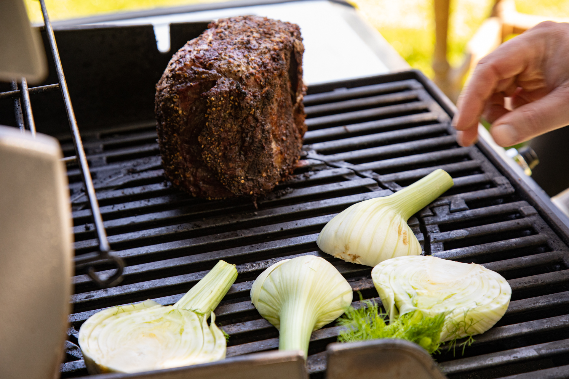 Rostbraten im Ganzen mit scharfer Grill-Salsa und Fenchelsalat ...