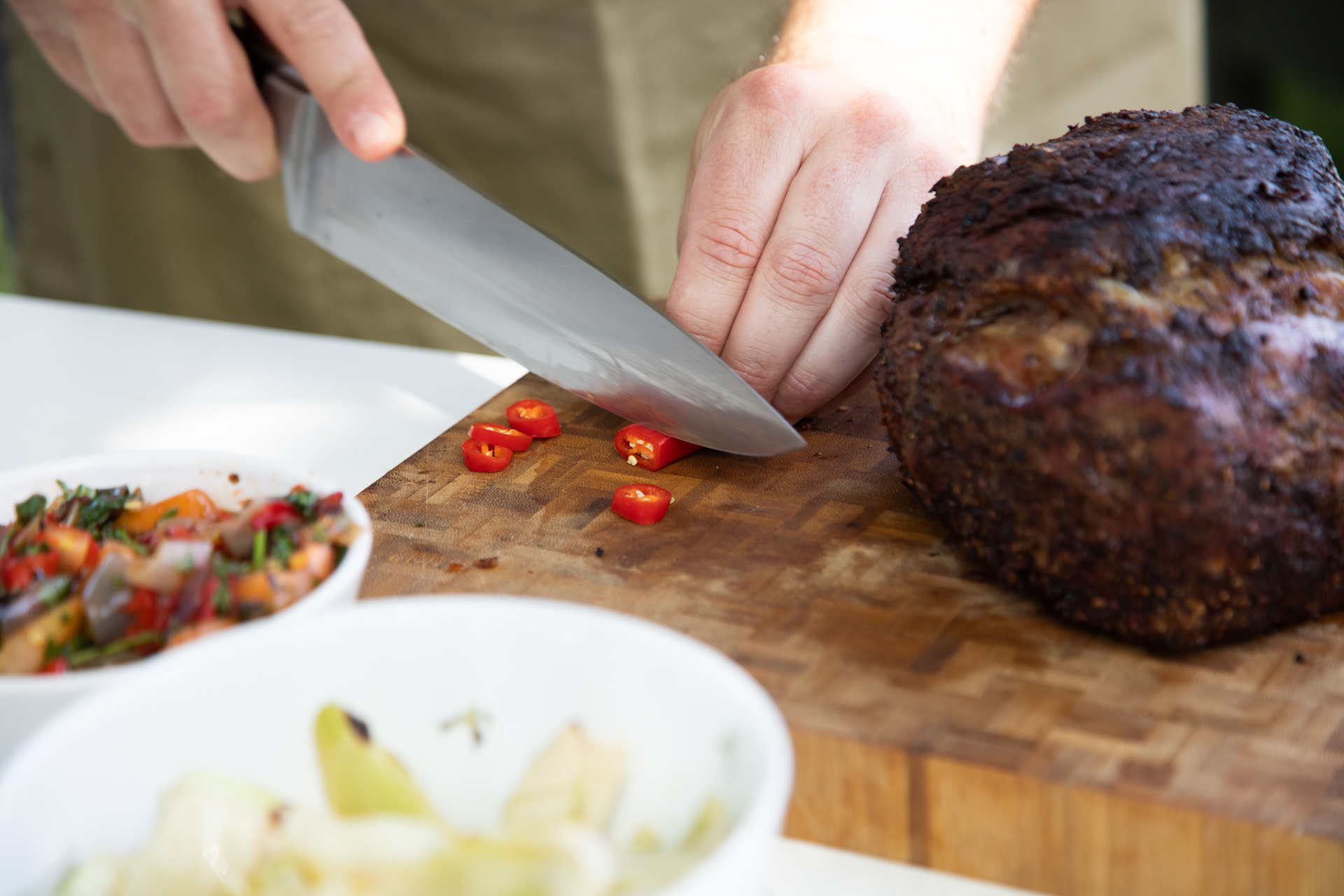 Rostbraten im Ganzen mit scharfer Grill-Salsa und Fenchelsalat ...