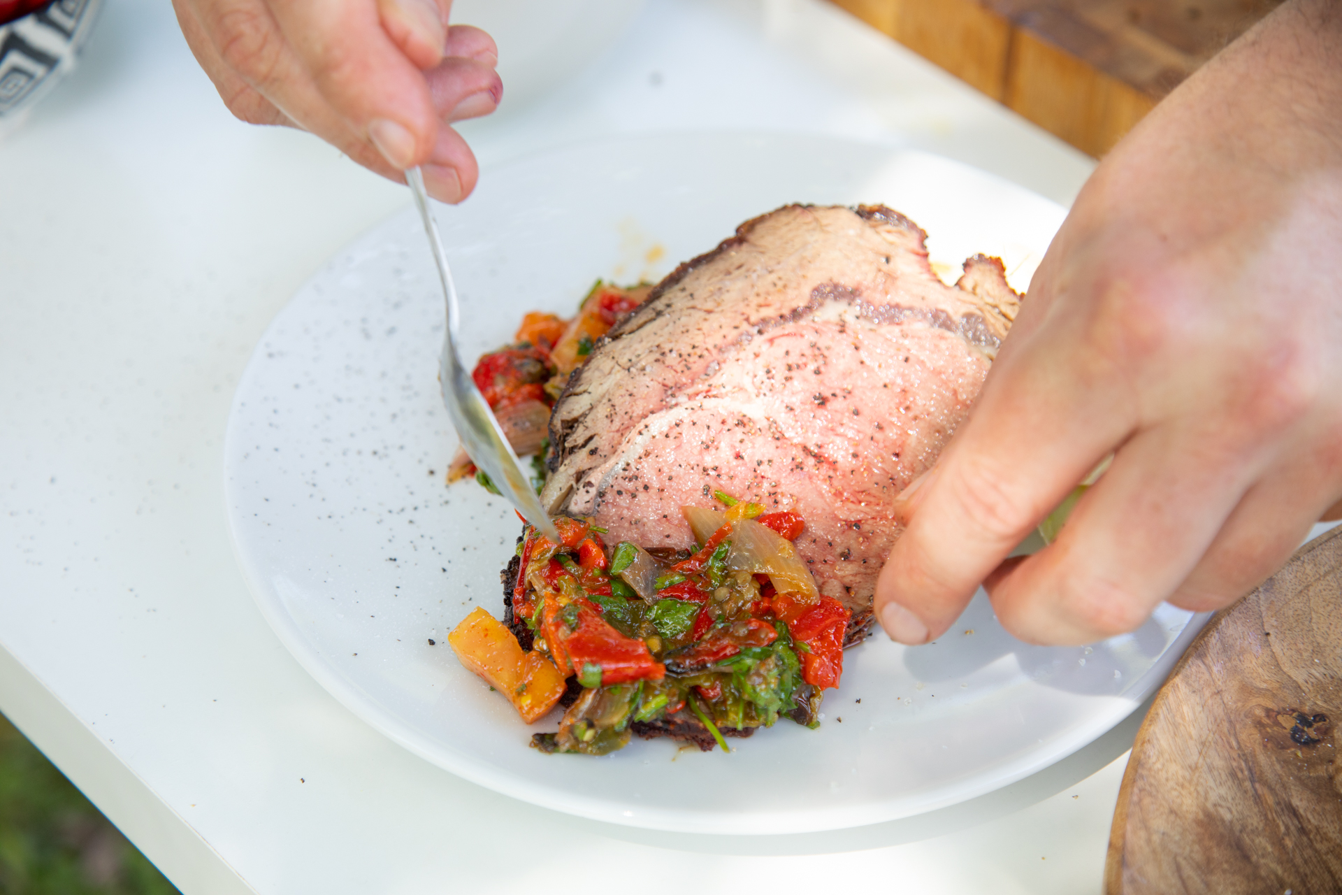 Rostbraten im Ganzen mit scharfer Grill-Salsa und Fenchelsalat ...