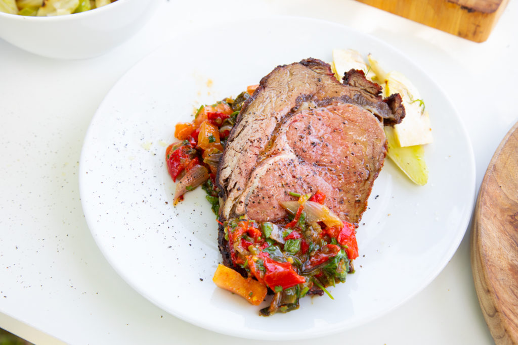Rostbraten im Ganzen mit scharfer Grill-Salsa und Fenchelsalat ...