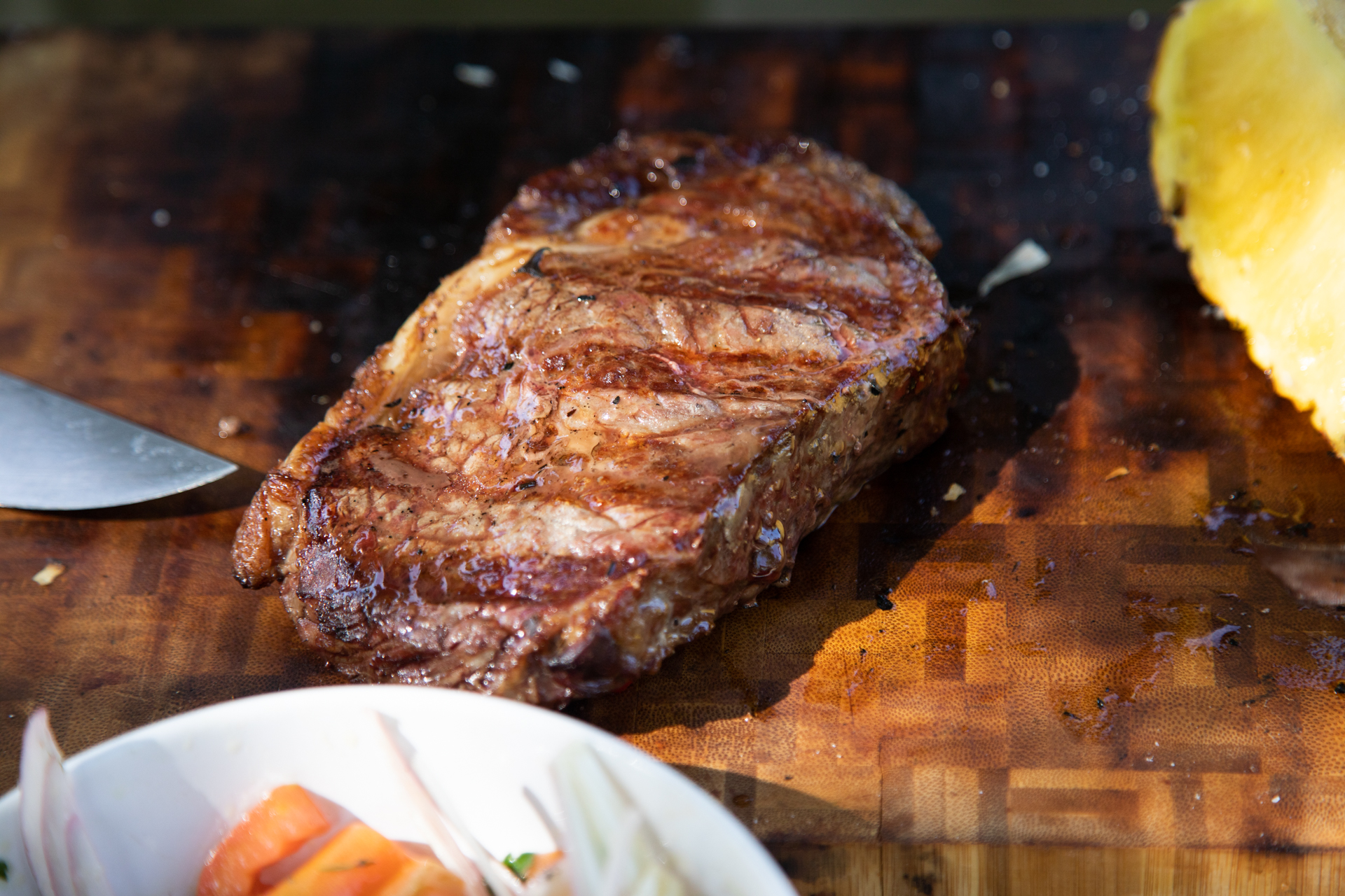 Steak mit Chili-Ananas und Knoblauchbrot - Marcher Fleischwerkstatt