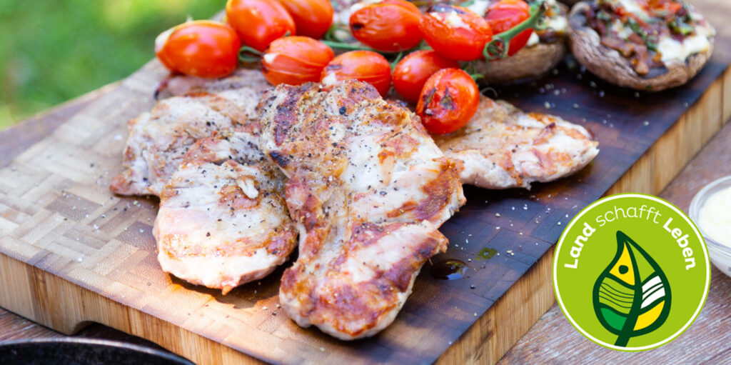 … das Schweinefleisch das beliebteste Fleisch in Österreich ist? Insgesamt isst die Österreicherin und der Österreicher 34,2 kg Schweinfleisch pro Jahr. Dies ist gemessen an dem durchschnittlichen Pro-Kopf-Konsum von 58,9 kg Fleisch mehr als die Hälfte. Vor allem in der Grillsaison ist die Nachfrage nach Schweinefleisch hoch. Beim Zubereiten ist es wichtig, auf ein gutes Durcherhitzen zu achten. Es sollte bei 70 Grad mindestens zwei Minuten lang erhitzt werden. Tritt beim Aufschneiden ein klarer Saft aus, ist das Fleisch durch.